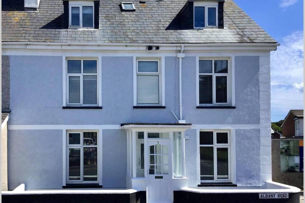 Large 5 Bed 3 Bath House 300 Meters From Beach And Restaurants New Quay Екстериор снимка